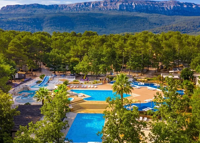 Bungalow Confortable A Nans-Les-Pins Avec Piscine Partagee